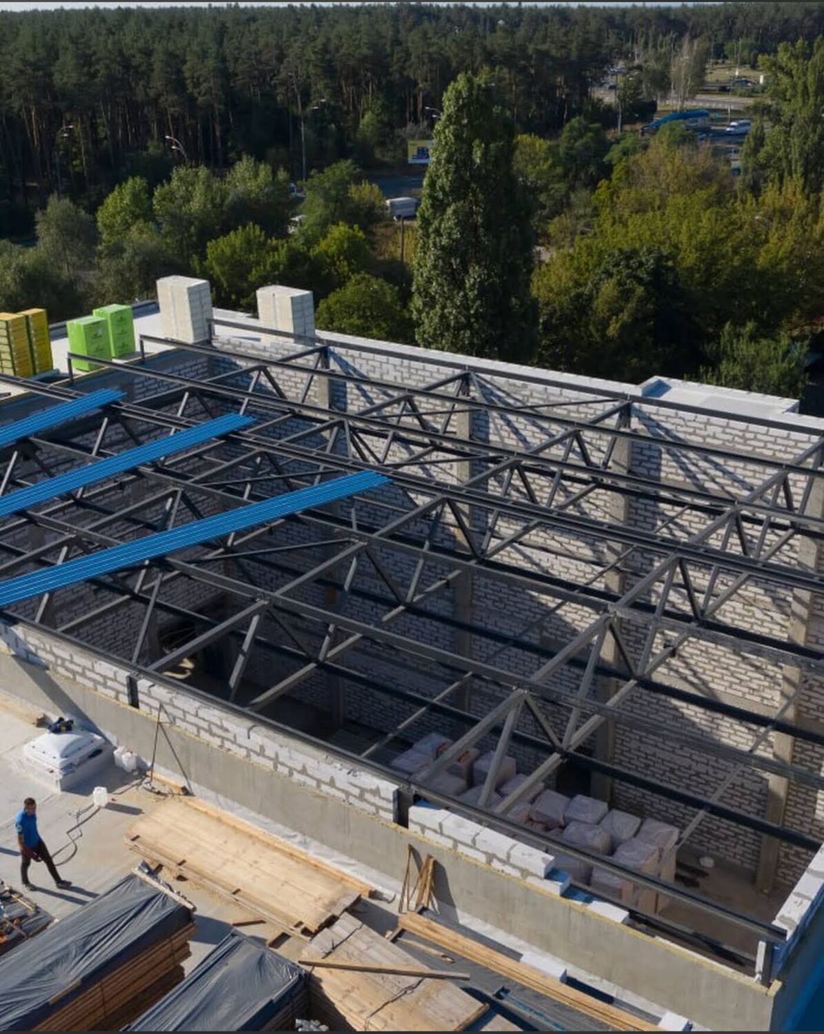Монтаж покрівельних ферм, вид з висоти, приміський об'єкт